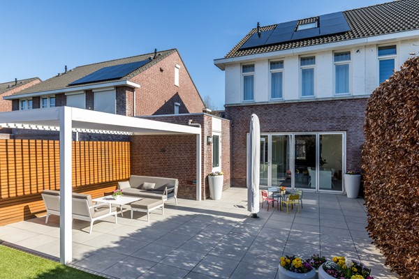 Foto - Te koop: In een rustige en kindvriendelijke woonomgeving staat deze moderne geschakelde twee-onder-een-kapwoning (bouwjaar 2011) met aangebouwde stenen garage, stijlvolle overkapping, vier slaapkamers, twee...